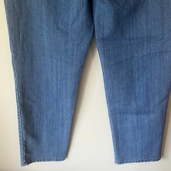 Gloria Vanderbilt Amanda Medium Wash Straight Leg Jean Size 18 - Picture 11 of 12